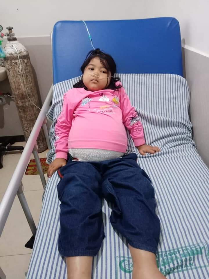 Arzeti Rahmadani (10 tahun), penderita gangguan ginjal terbaring lemah di Ruang Rawat Inap RSAM